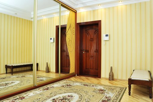 Передпокій в апартаментах VIP на Осокорках Wellcom 24 в Києві. Знімайте за знижкою.