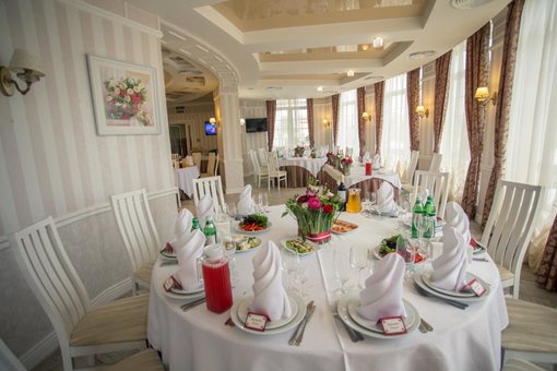 Banquet room in the restaurant "Sofiyivsky Posad" in Kiev. Order at a discount